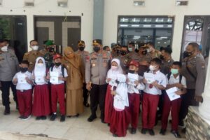 Mudahnya Siswa SD Angkasa Pura ke Lokasi Vaksin, Pergi-Pulang Diantar Polisi