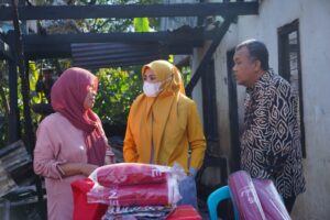 Suhartina Bawa Bantuan untuk Korban Kebakaran di Moncongloe