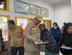 Ribuan Orang Antre BLT BBM di Maros