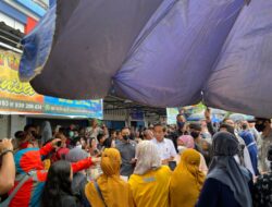 Jalan-jalan ke Pasar Tramo, Jokowi Beli 1 Kilogram Cabai Rawit