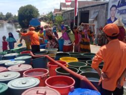 BPBD Maros Antarkan Air Bersih Sebulan Penuh