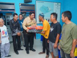 Bupati Bagikan 2.854 Rakkang untuk Nelayan di Lau
