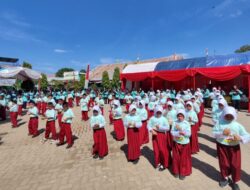 715 Siswa SD di Maros Dapat Camilan Gratis