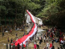 Bendera Merah Putih 80 Meter Dibentangkan di Air Terjun Bantimurung
