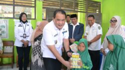 3.816 Anak di Maros Kena Stunting, Wabup Bagikan Susu Gratis