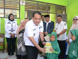 3.816 Anak di Maros Kena Stunting, Wabup Bagikan Susu Gratis
